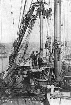 Die Mannschaft der Pangani im August 1911 im Hafen von Valparaiso